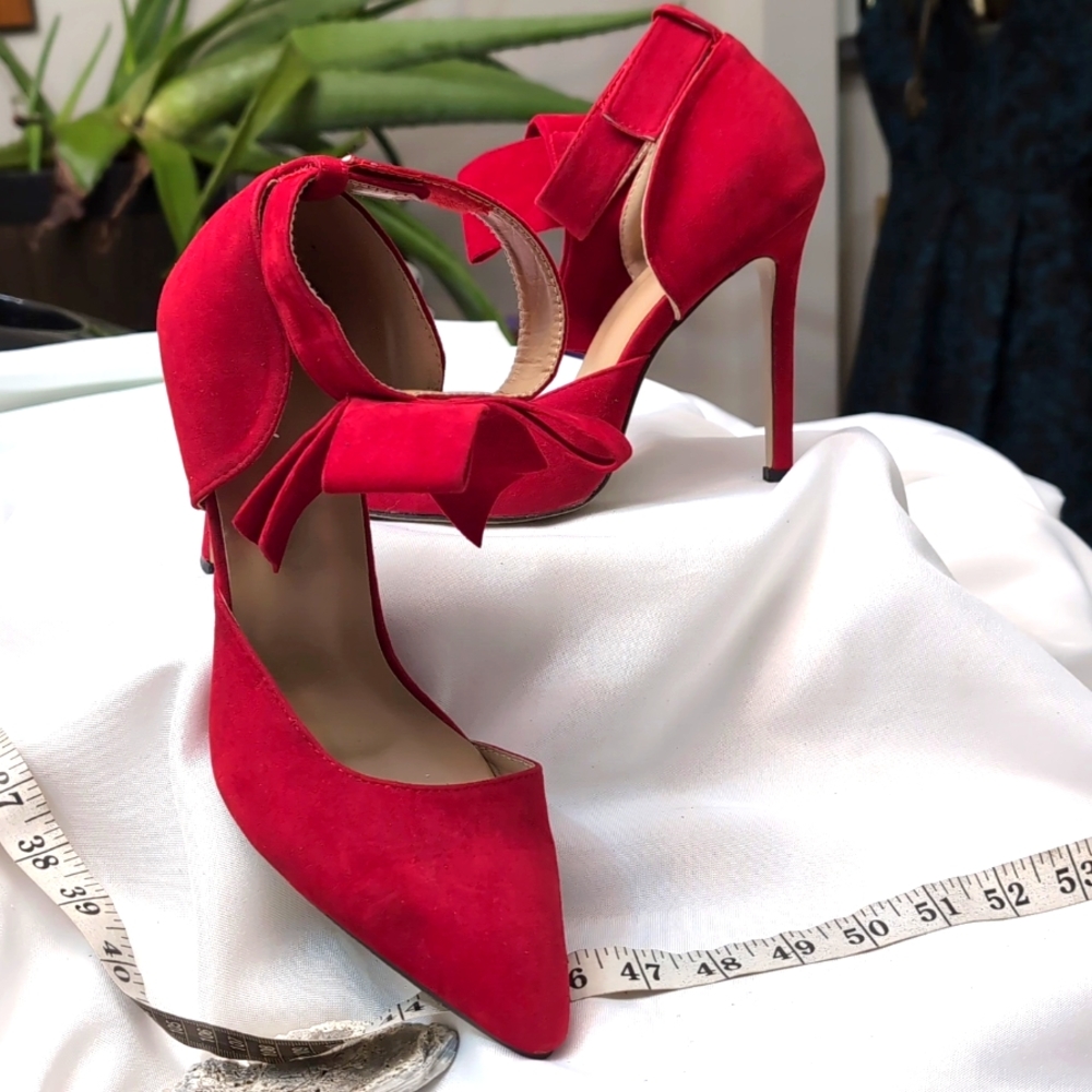 Red ♥️ ♥️ heels with a Bow on the  ankle